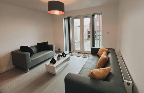 Oldbury House | 2 Bed House Sleeps 4 -Enclosed Garden & Parking