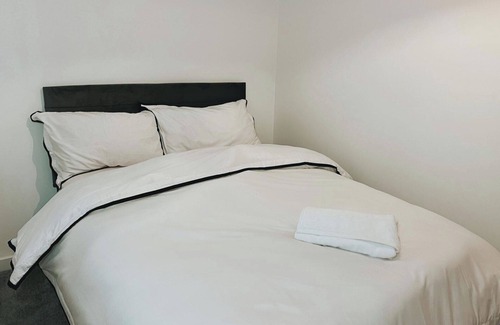 Oldbury House | 2 Bed House Sleeps 4 -Enclosed Garden & Parking