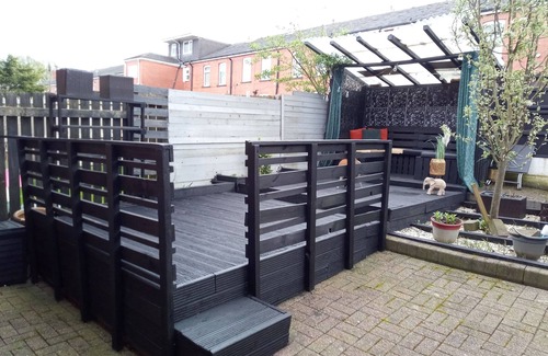 Bolton Apartment | 2 Bed House - Sleeps 4 - Pets - Garden - Parking