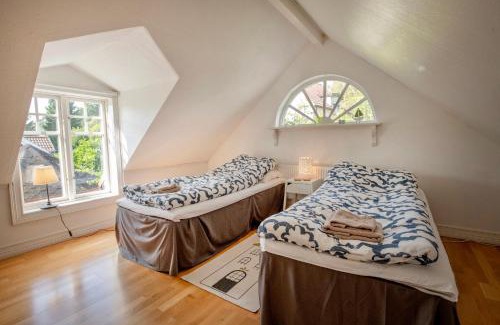 Ronneby House | 2 Bed House Sleeps 4 with Garden & Free Parking