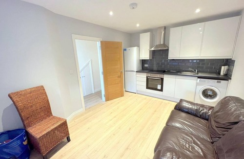 Sutton Central House | 2-Bed House - Sleeps 5 & Central Links