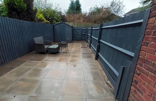 Oldbury House | 2 Bed House - Sleeps 6 - Parking - Wifi