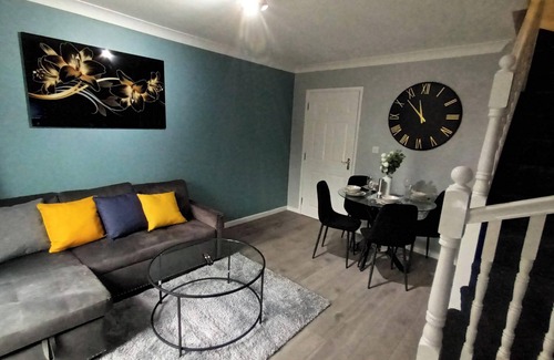 Oldbury House | 2 Bed House - Sleeps 6 - Parking - Wifi