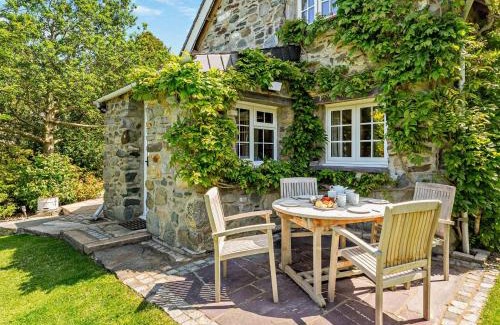 Clynnogfawr House | 2 Bed in Nefyn 56989