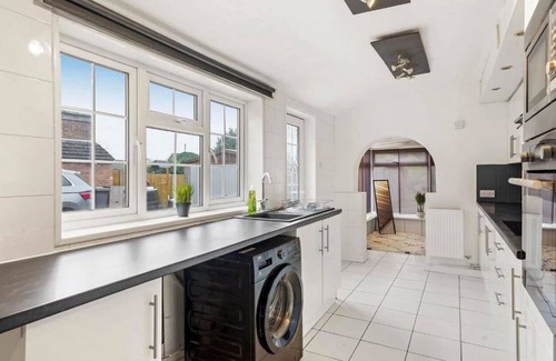 North Hykeham House | 2-Bed Near Lincoln City Centre with Parking & WiFi