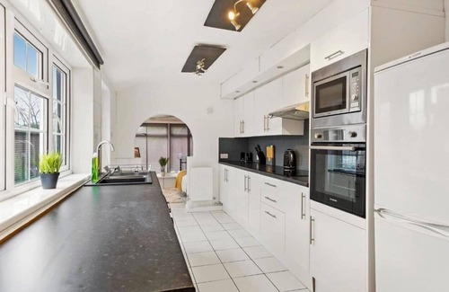 North Hykeham House | 2-Bed Near Lincoln City Centre with Parking & WiFi