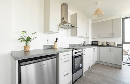 Barking Apartment | 2 Bed Penthouse - Balcony - Smoking - Parking