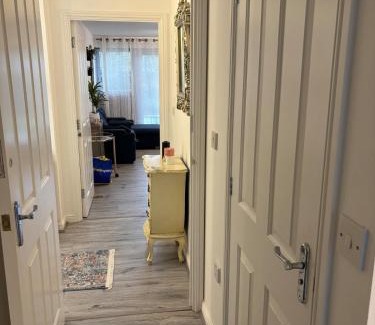 Langley Marish Apartment | 2 bed room , ensuite Flat close to Heathrow, Windsor , Langley