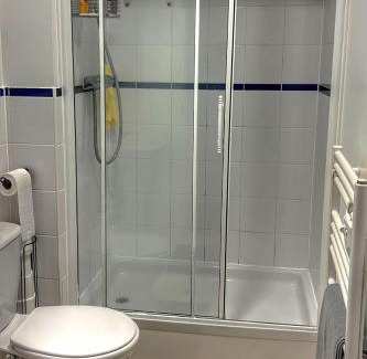 Langley Marish Apartment | 2 bed room , ensuite Flat close to Heathrow, Windsor , Langley