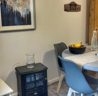 Langley Marish Apartment | 2 bed room , ensuite Flat close to Heathrow, Windsor , Langley