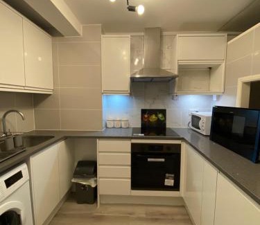 Crawley Apartment | 2-Bed Sleeps 4 Comfy For Contractors With Free Parking in Crawley near Gatwick Manor Royal Refurbished