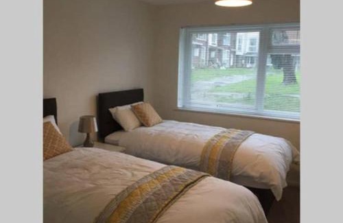 Crawley Apartment | 2-Bed Sleeps 4 Comfy For Contractors With Free Parking in Crawley near Gatwick Manor Royal Refurbished