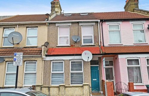 Tottenham Apartment | 2-bed - Sleeps 4 - With Garden