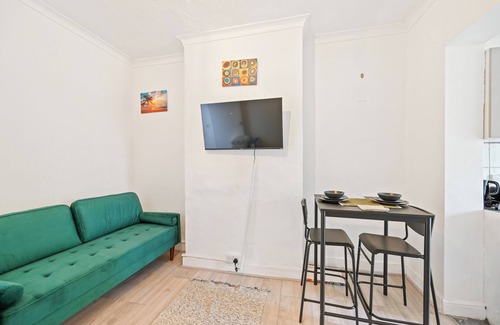 Tottenham Apartment | 2-bed - Sleeps 4 - With Garden