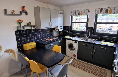 Kirkcaldy Apartment | 2 Bed-Sleeps 5-Parking-Sea View