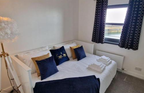 Kirkcaldy Apartment | 2 Bed-Sleeps 5-Parking-Sea View