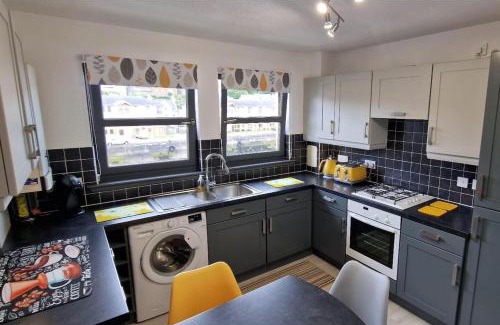 Kirkcaldy Apartment | 2 Bed-Sleeps 5-Parking-Sea View