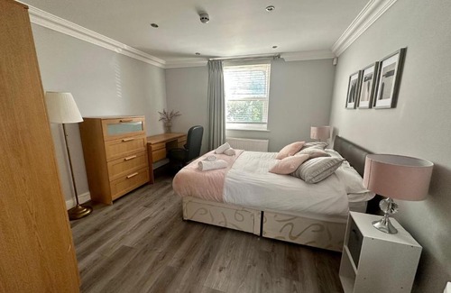 Leeds Apartment | 2 Bed Sleeps 6 - Walking distance to Leeds City Centre!