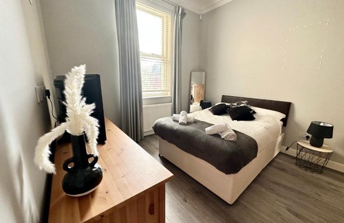 Leeds Apartment | 2 Bed Sleeps 6 - Walking distance to Leeds City Centre!