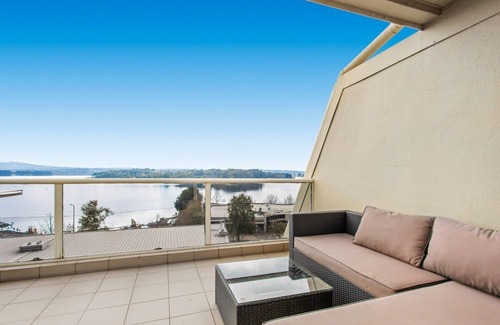 Belconnen Apartment | 2-Bed Unit with Balcony, BBQ & Stunning Lake Views