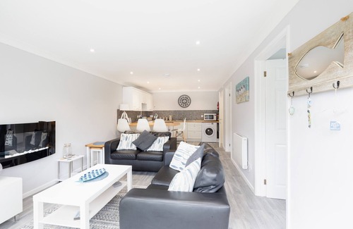 Millendreath Villa | 2 Bed Villa Sleeps 4 - Wifi, Garden, Sea Views