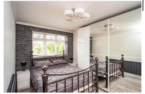 Leavesden Apartment | 2 Bed - walking distance to Harry Potter Studio