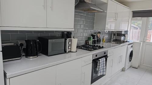 Perivale Apartment | 2-Bed with Grdn Retreat Parking