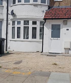 Perivale Apartment | 2-Bed with Grdn Retreat Parking