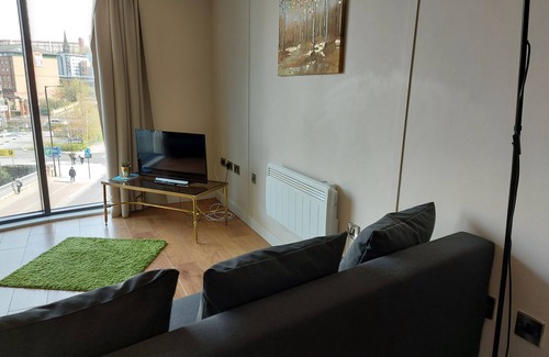 Sheffield Apartment | 2-bedroom riverview Flat, FREE WiFi nr Sheffield Train Stn, Ponds Forge, Univ