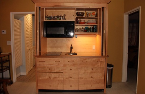 The Strand House | 2 bedroom 1/2 block from the beach