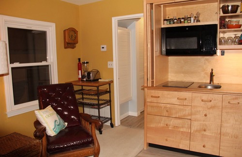 The Strand House | 2 bedroom 1/2 block from the beach