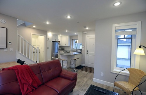 Arbutus Ridge Cottage | 2 Bedroom 1.5 Bath Private Laneway Cottage In Kitsilano - Arbutus, Vancouver