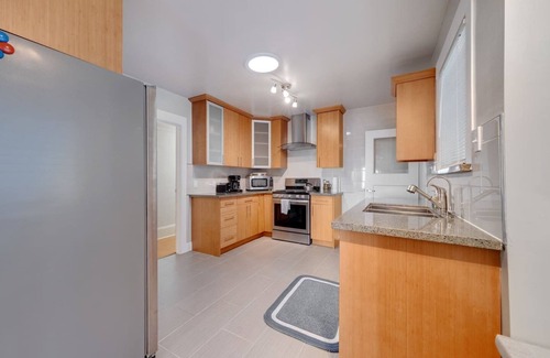 Grand Lake Apartment | 2 Bedroom, 1 Bath Located Just Steps Away From Piedmont Ave