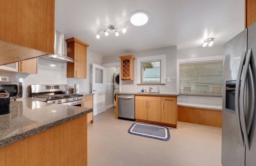 Grand Lake Apartment | 2 Bedroom, 1 Bath Located Just Steps Away From Piedmont Ave