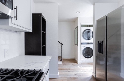 Palms Apartment | 2 bedroom 2 bath town-home with AC, laundry, & parking!
