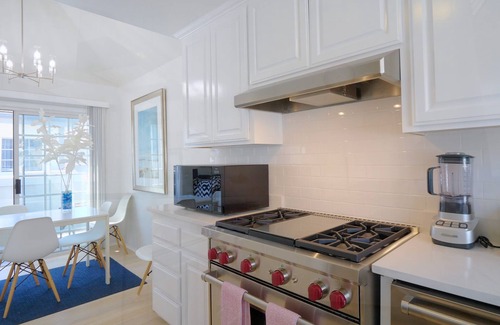Balboa Island House | 2 Bedroom/2 Bath - AC - 1 Block from the beach. Upstairs/back-unit.