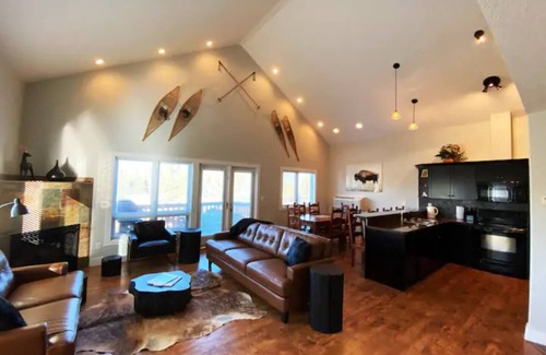 East Kootenay Apartment | 2 bedroom/2 bathroom Condo with a View