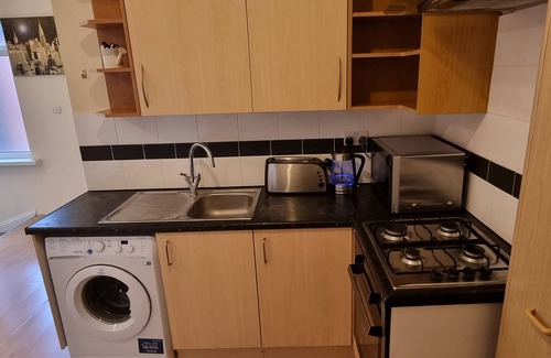 Rochdale Apartment | 2 Bedroom 4 Bed Family Flat Free Parking Wi-Fi near Rochdale Tram Rail Station