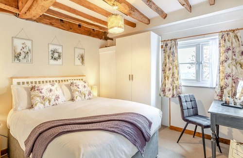 Hay-on-Wye Cabin | 2 bedroom accommodation in Ridgeway Cross, near Malvern