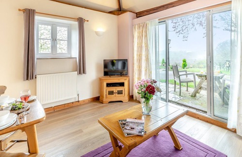 Hay-on-Wye Cabin | 2 bedroom accommodation in Ridgeway Cross, near Malvern