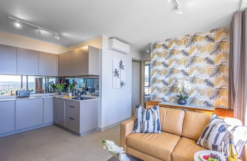 Greater Johannesburg Metropolitan Area Apartment | 2 Bedroom apartment with an amazing view, Wifi, AC & a restauarant onsite.