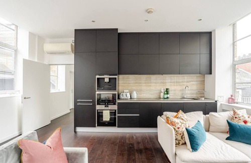 London City Centre Apartment | 2-bedroom apartment in charming London with AC