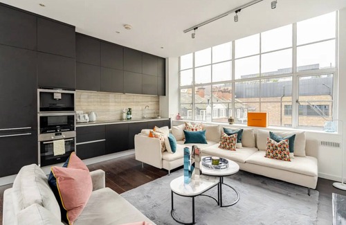 London City Centre Apartment | 2-bedroom apartment in charming London with AC