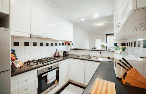 Darling Harbour Apartment | 2 Bedroom Apartment Pyrmont with Balcony