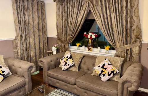 Pollokshaws Apartment | 2 Bedroom Apartment - Sleeps 4 Free Parking Wifi