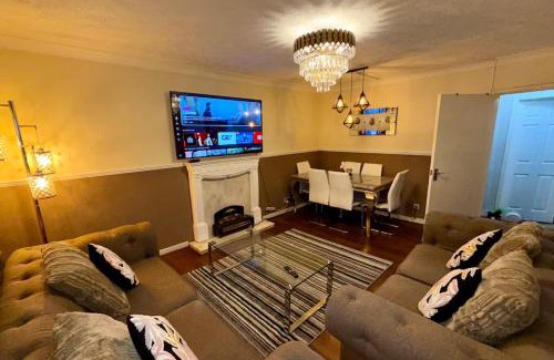 Pollokshaws Apartment | 2 Bedroom Apartment - Sleeps 4 Free Parking Wifi