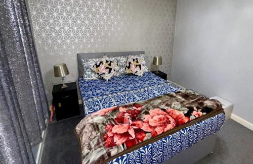 Pollokshaws Apartment | 2 Bedroom Apartment - Sleeps 4 Free Parking Wifi