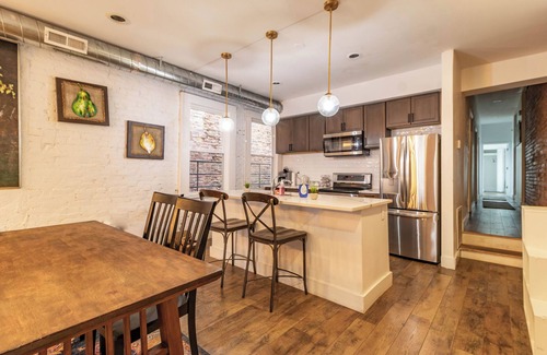 Cincinnati Apartment | 2-bedroom apartment in superb OTR with AC, WiFi and a spacious open layout.
