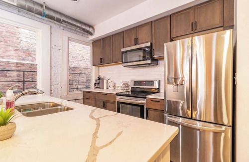 Cincinnati Apartment | 2-bedroom apartment in superb OTR with AC, WiFi and a spacious open layout.