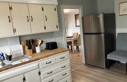 Dover Apartment | 2-Bedroom Apt Near UNH, Portsmouth! - Parking, Full Kitchen, Free Wine!